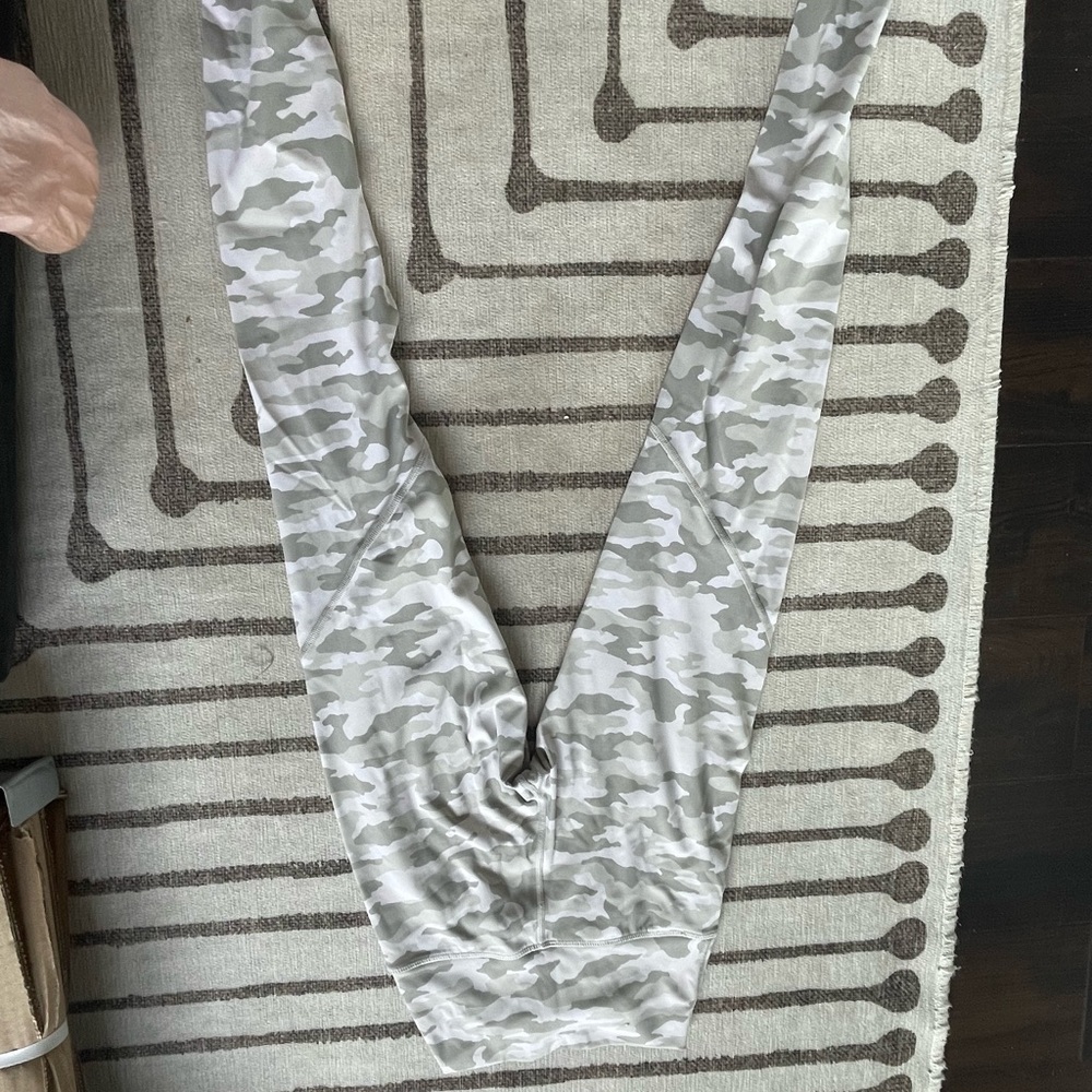 White camo leggings size small good condition tummy control
